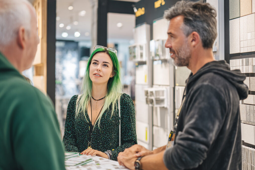 Frau bei Beratung auf Baumesse in Österreich